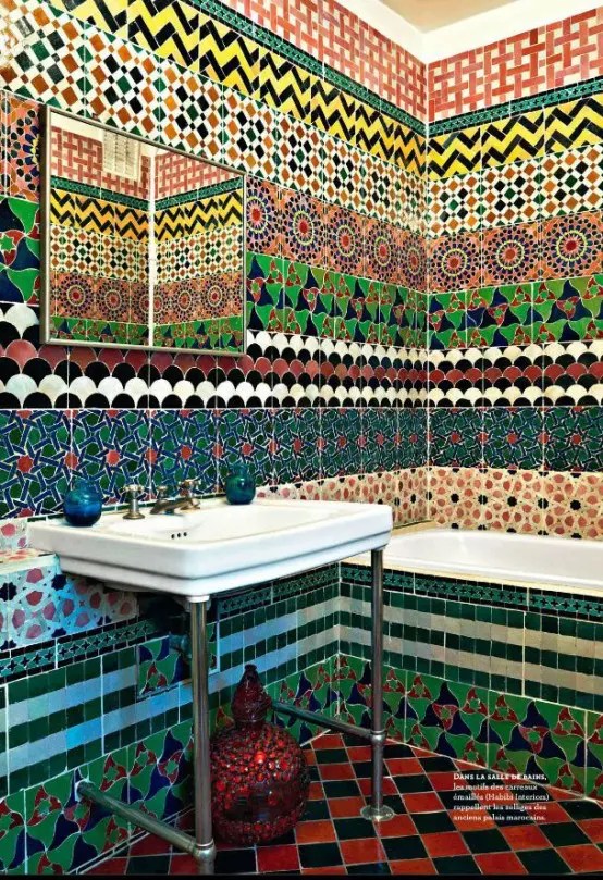 Um banheiro oriental revestido com azulejos coloridos impressos parece incrível, este é um verdadeiro oásis, basta adicionar lanternas marroquinas vintage