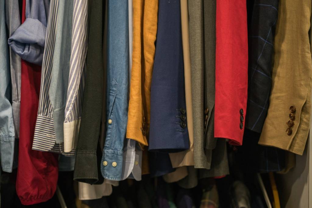 Como-tirar-mofo do-guarda-roupa-E-o-cheiro-especialistas-dão-dicas-02 Roupas penduradas no guarda-roupa