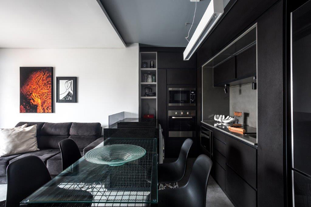 Sala de estar e jantar integradas com cozinha, marcenaria preta