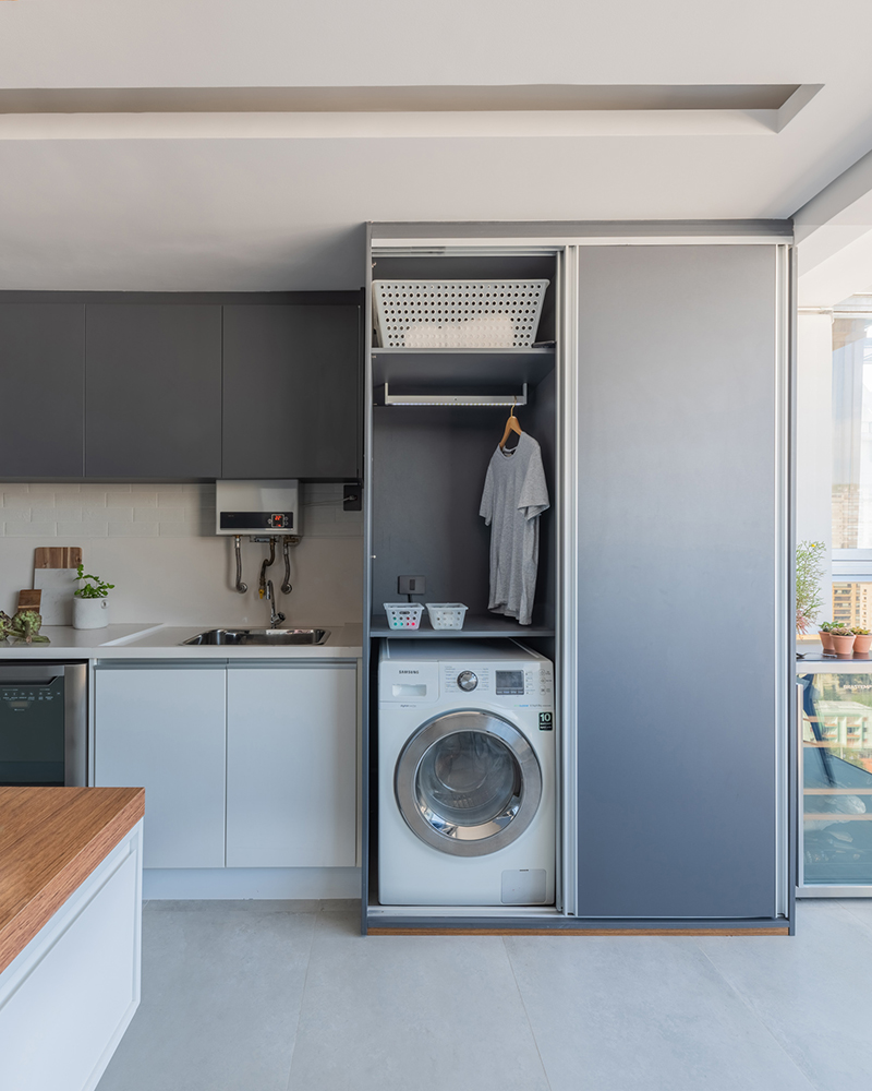 5 projetos com 5 soluções de arquitetura para espaços pequenos. Projeto de Studio Guadix. Na foto, lavanderia em armário com porta de correr.