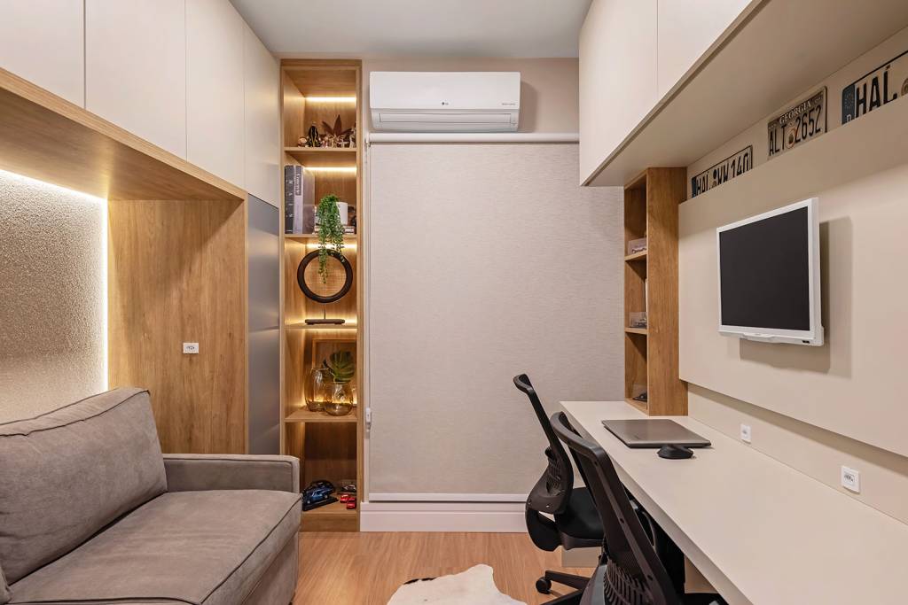 Quarto de hóspedes com home office em tons de branco e madeira