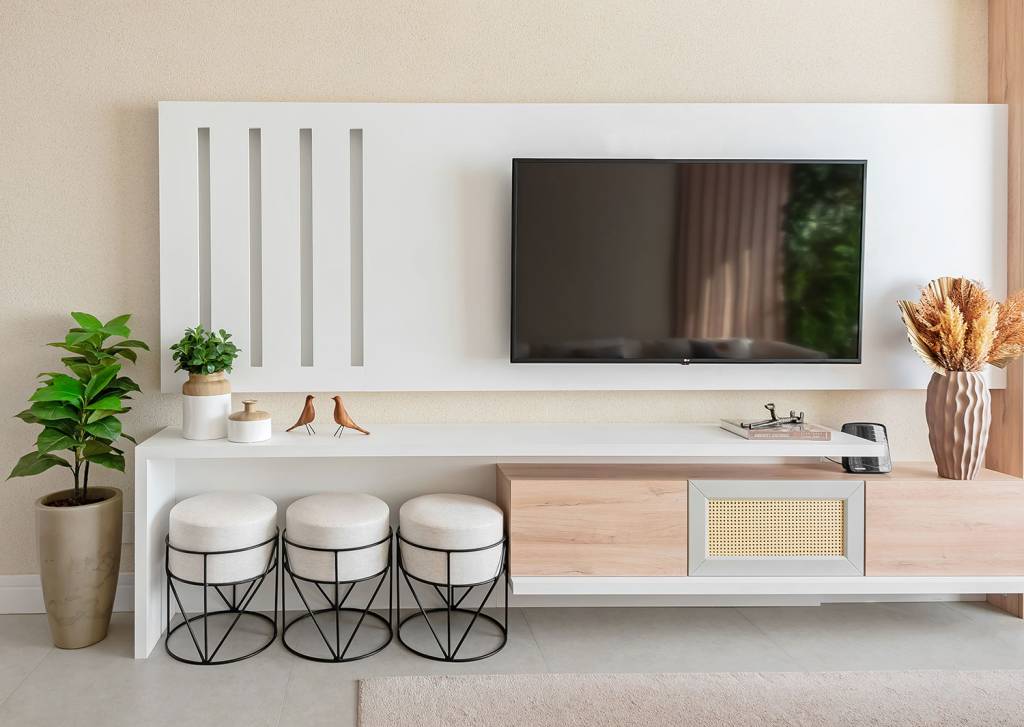 ape-de-140-m²-recebe-reforma-que-mescla-estilo-provencal-com-boho-chic-carol-zamboni-arquitetos-giovanna-goncalves-25 Painel da TV na cor branca, com portas em tom de amdeira natural