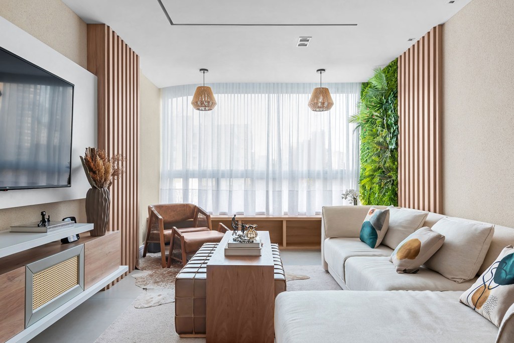 Sala de estar com sofá branco e móveis de madeira