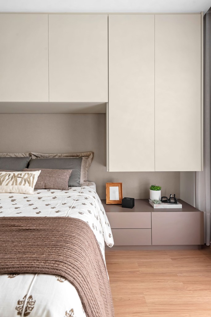 ape-de-140-m²-recebe-reforma-que-mescla-estilo-provencal-com-boho-chic-carol-zamboni-arquitetos-giovanna-goncalves-12 Quarto de casal, com tons de marrom e branco, com marcenaria planejada