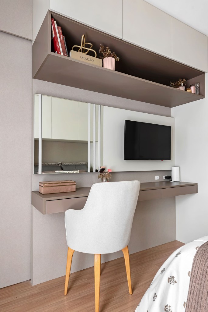 ape-de-140-m²-recebe-reforma-que-mescla-estilo-provencal-com-boho-chic-carol-zamboni-arquitetos-giovanna-goncalves-14 Penteadeira no quarto de casal com espelho e cadeira