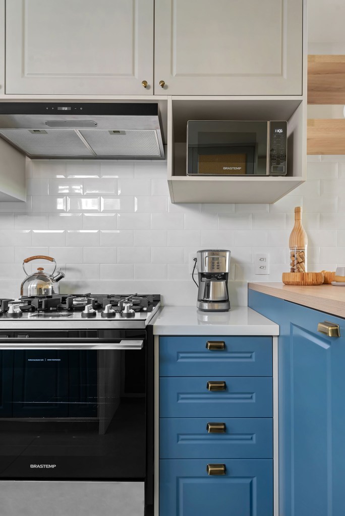 ape-de-140-m²-recebe-reforma-que-mescla-estilo-provencal-com-boho-chic-carol-zamboni-arquitetos-giovanna-goncalves-20 Marcenaria da cozinha azul em estilo provençal