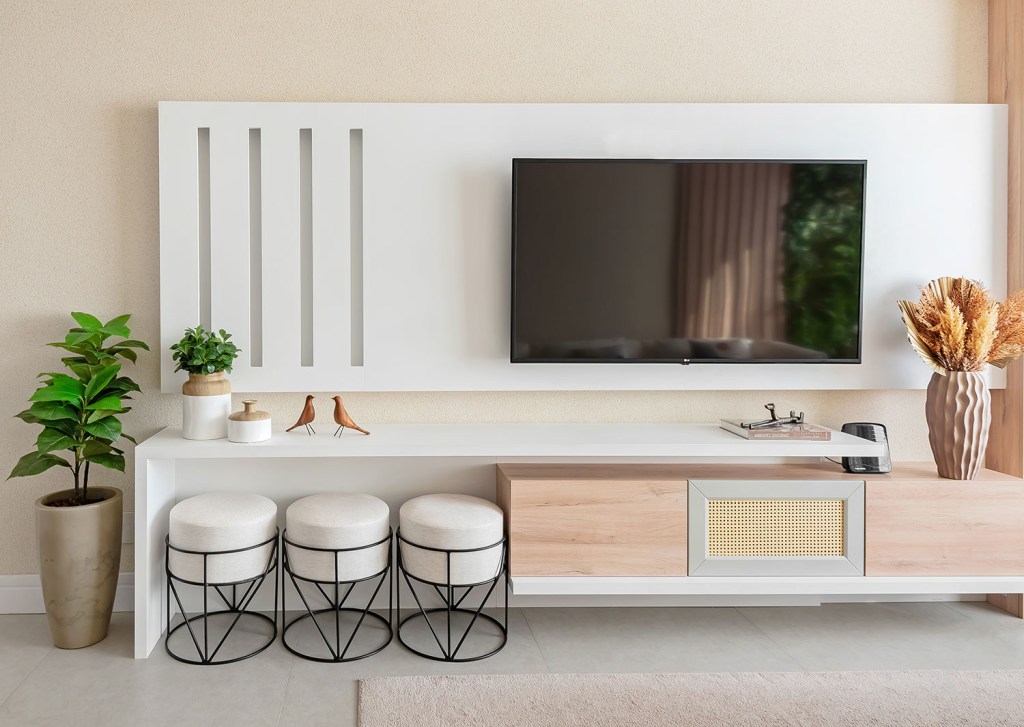 ape-de-140-m²-recebe-reforma-que-mescla-estilo-provencal-com-boho-chic-carol-zamboni-arquitetos-giovanna-goncalves-25 Painel da TV na cor branca, com portas em tom de amdeira natural