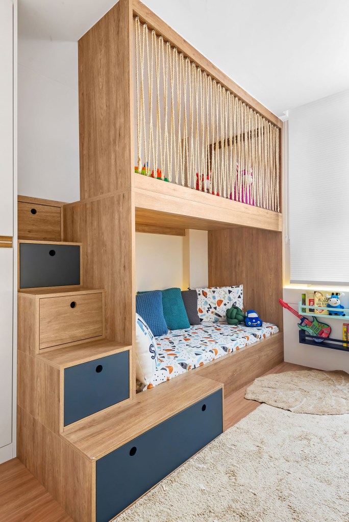 ape-de-140-m²-recebe-reforma-que-mescla-estilo-provencal-com-boho-chic-carol-zamboni-arquitetos-giovanna-goncalves-8 Quarto infantil com cama de madeira e área de brincadeira na parte superio da beliche