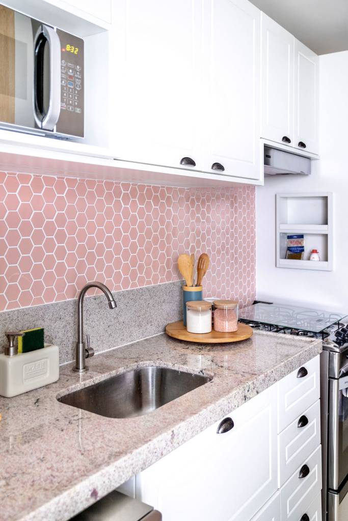 Bancada da pia, com backsplash de pastiulha haxagonais rosa