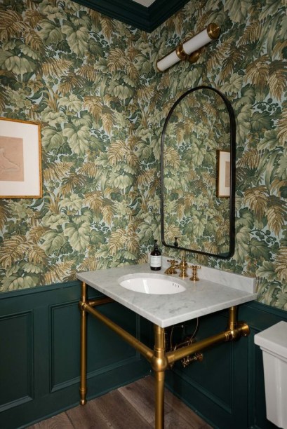 banheiro-papel-de-parede-verde <span style="font-weight: 400">À medida que nossos interiores estão ficando mais aconchegantes, eles também estão ficando mais divertidos e alegres - então espere ver pessoas trocando paredes nuas por papel de parede impresso.</span>