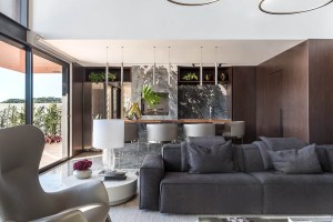casa-400m-marmore-madeira-larissa-loh-foto-Eduardo-Macarios-living-sofa-poltrona