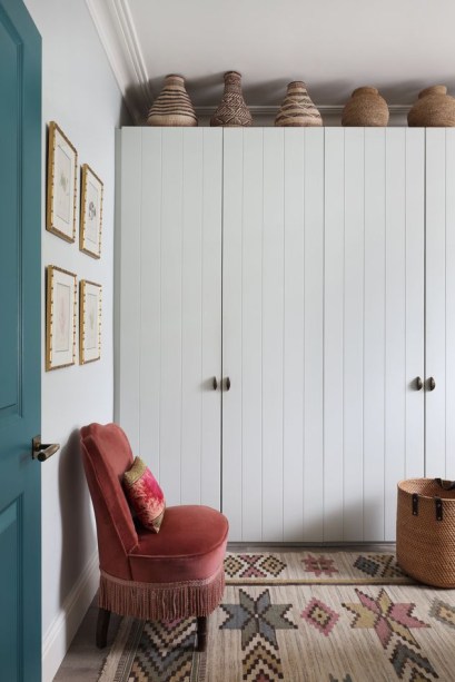 guarda-roupa-branco-poltrona-quente <span style="font-weight: 400">A franja está prestes a se tornar o detalhe de decoração obrigatório que nenhum de nós sabia que precisávamos em 2022. Franja, barras e outros acabamentos que oferecem camadas serão populares. Espere ver almofadas cobertas com borlas, lâmpadas forradas com franjas e sofás enfeitados com barras.</span>