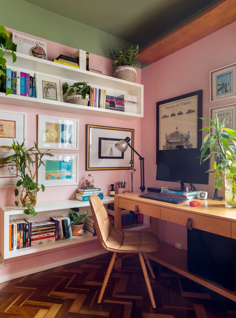 Home office com gallery wall