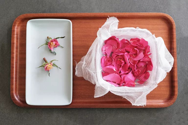Materiais para perfume caseiro de rosas
