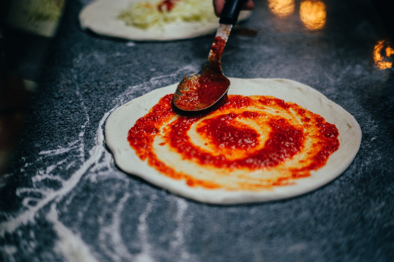 massa-de-pizza Massa de pizza aberta e com molho de tomate