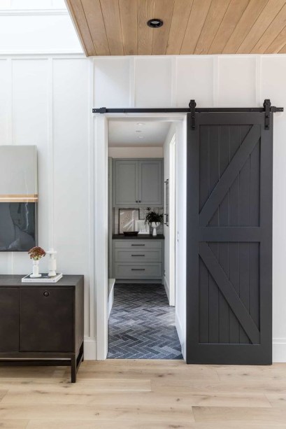 porta-de-correr-preta <span style="font-weight: 400">Configurações de espaços abertos podem estar na moda, porém as pessoas estão cada vez mais usando portas de correr para criar cômodos privados em suas casas. Isso se tornou mais importante recentemente, pois a necessidade de privacidade e silêncio está aumentando. </span>