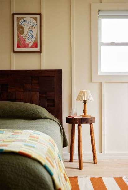 quarto-com-cama-verde-e-tapete-listrado <span style="font-weight: 400">Com a onda de compras de forma sustentável e local, os produtos fabricados em massa estão fora, abrindo o caminho para itens artesanais. Peças únicas criadas por artistas locais ou regionais estão se tornando o foco. Fique de olho em tapetes e móveis feitos à mão e outros tesouros.</span>
