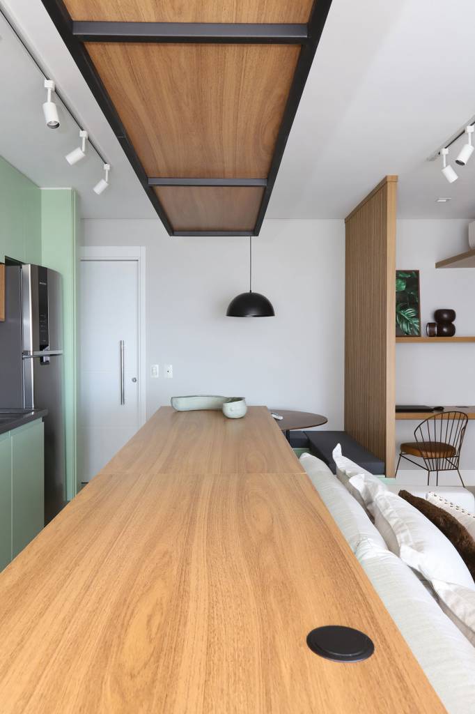reforma-aumenta-espaco-de-armazenamento-em-ape-de-70-m²-casa.com-lilutz-arquitetura-mariana-orsi-25 Banda ca cozinha feita de madeira, usada para separa a cozinha da sala de estar