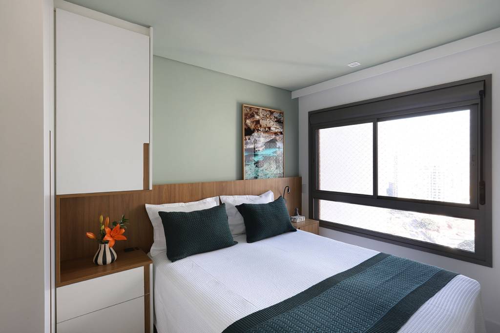 reforma-aumenta-espaco-de-armazenamento-em-ape-de-70-m²-casa.com-lilutz-arquitetura-mariana-orsi-39 Quarto de casa, em tons de verde, branco e madeira