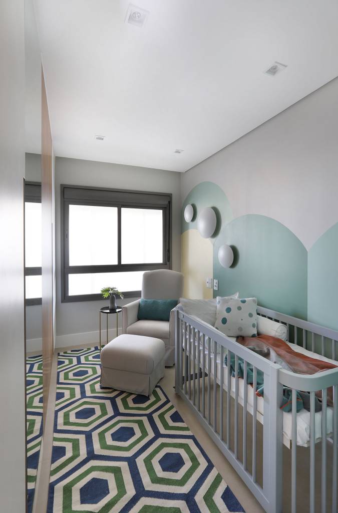 reforma-aumenta-espaco-de-armazenamento-em-ape-de-70-m²-casa.com-lilutz-arquitetura-mariana-orsi-41 Quarto de bebê, em tons de verde e branco, com tapete geométrico
