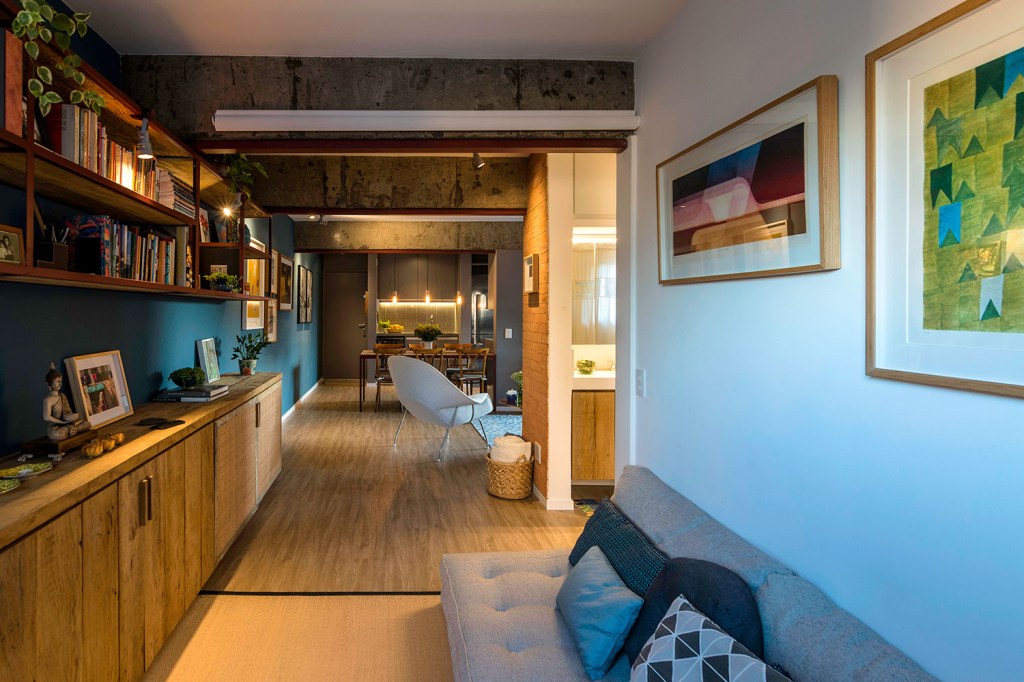reforma-garante-personalidade-e-conforto-para-um-apartamento-de-70-m²-casa.com-hoearquitetura-eli-k-hayasaka-7-sala-de-estar Sala de estar integrada, com piso de madeira, parede de branca