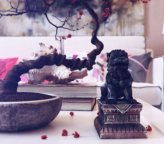 rituais-eliminar-energia-negativa-mesa-de-centro-leao-bonsai-pinterest Mesa de centro com bonsai e estátua de leao