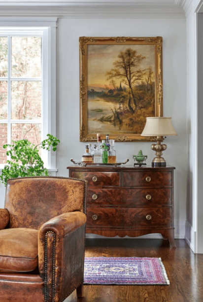 sala-com-moveis-vintage <span style="font-weight: 400">Toques tradicionais e antigos estão voltando em grande estilo. As pessoas estão gravitando em torno de peças que têm riqueza e história – como espelhos ornamentados, cadeiras de veludo e sofás com franjas. E não, isso não significa se livrar das peças mais elegantes, pois misturar e combinar móveis atuais com relíquias de família ou antiguidades ajuda a manter o ambiente atemporal.</span>