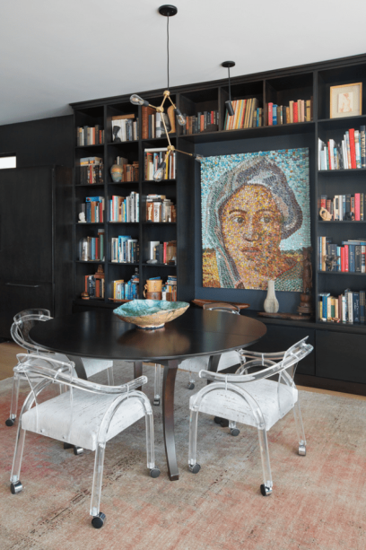 sala-de-estar-biblioteca <span style="font-weight: 400">Tecidos de pelúcia não são a única maneira de adicionar textura ao seu ambiente, o couro e materiais inovadores, como a resina, conseguem tornar as casas mais dinâmicas. </span><span style="font-weight: 400">Combinações inesperadas de materiais também vão aparecer.</span>