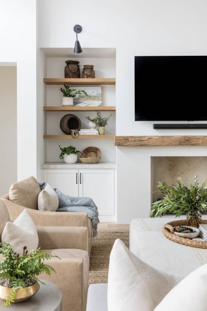 sala-de-estar-branca-com-moveis-neutros <span style="font-weight: 400">A luz natural nunca sai de moda e, esse ano, a claridade do sol se tornará ainda mais importante, trocando espaços antes aconchegantes (como home theaters e salas de jogos) por salas cheias de luz que fazem tudo. Cômodos tradicionais como sala de jogos e mídia estão desaparecendo, se tornando um só e deixando de lado um ambiente escuro para um espaço claro.</span>