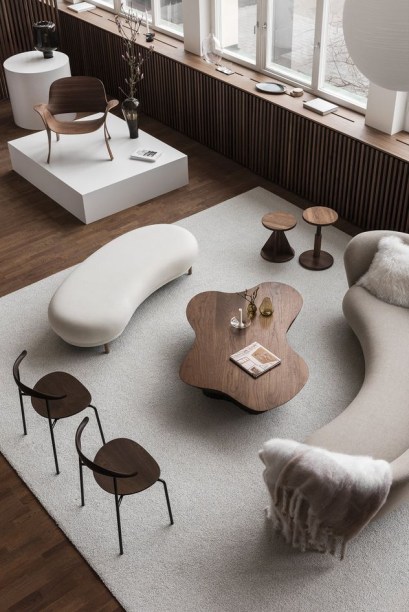 sala-de-estar-moveis-curvos <span style="font-weight: 400">Móveis curvos estão prestes a ter um apogeu. À medida que continuamos a nos afastar do minimalismo de linhas retas e em direção à interiores mais aconchegantes, nossos móveis estão ficando mais suaves e esculturais. </span><span style="font-weight: 400">Quase todos os fabricantes – desde os mais sofisticados até os mais econômicos – estão incorporando linhas suaves, arcos e curvas em suas peças, proporcionando um ambiente de conforto e tranquilidade.</span>