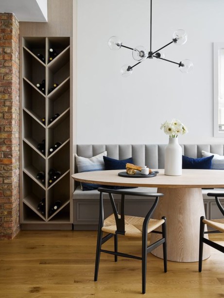 sala-de-jantar-adega-lustre <span style="font-weight: 400">Espaços de entretenimento podem ter ficado em segundo plano ultimamente. Mas em 2022, os proprietários estão reinvestindo neles e os decorando seriamente. Nos últimos 2 anos, houve uma mudança para o confortável e funcional, mas muitos também querem se concentrar em entreter amigos e familiares novamente, principalmente depois de um tempo intenso de isolamento. </span><span style="font-weight: 400">As pessoas estão mais uma vez vestindo suas salas de jantar, equipando seus espaços ao ar livre e tornando suas salas de estar mais luxuosas.</span>