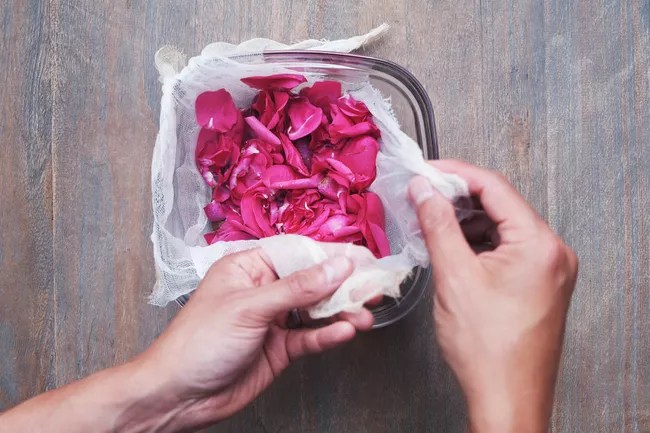 secagem-de-petalas Deixe as flores de molho
