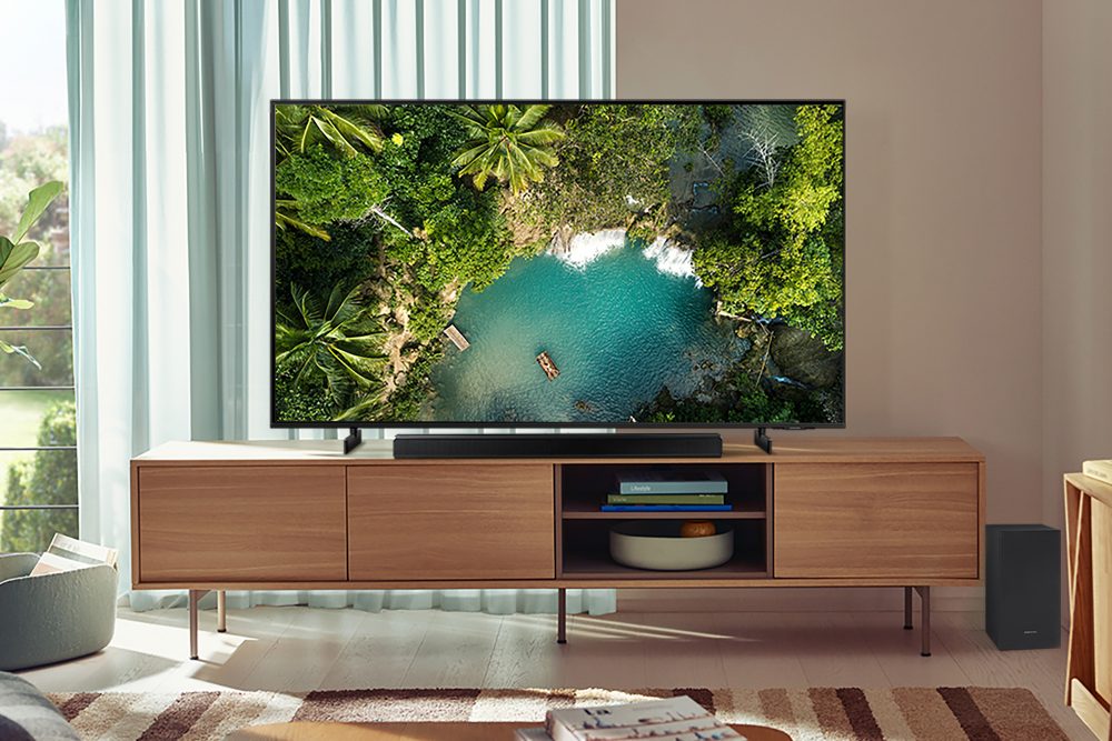 tv com rack em madeira e soundbar