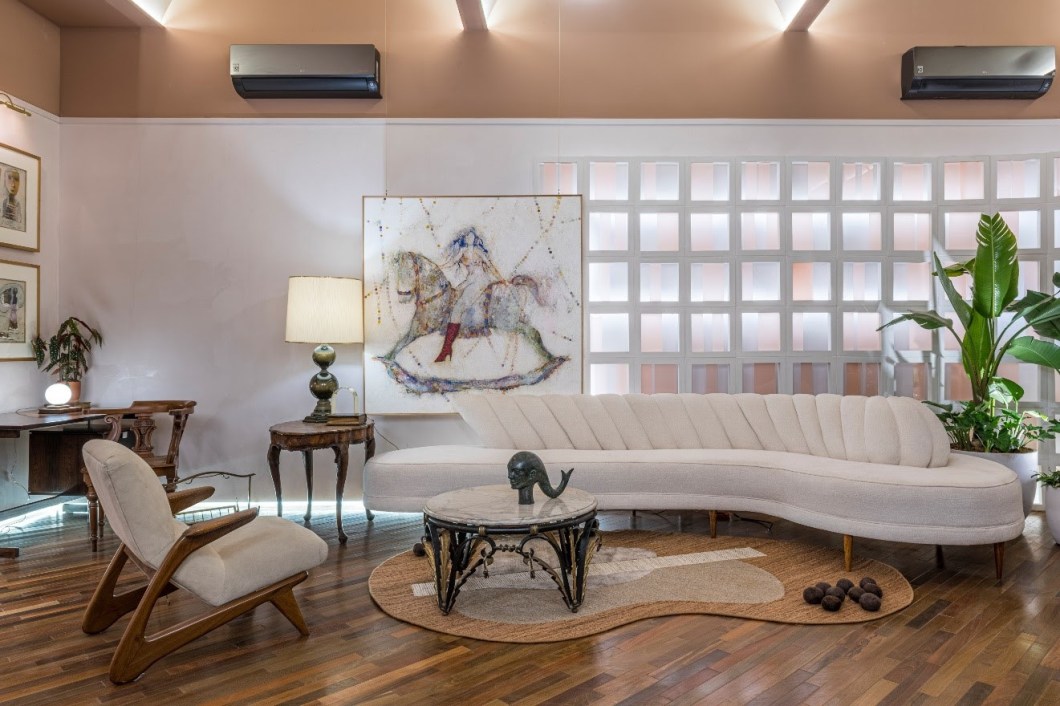 Com colocação na diagonal, o piso confere dinamismo ao living projetado pela arquiteta Luciana Paraíso para a CASACOR SP