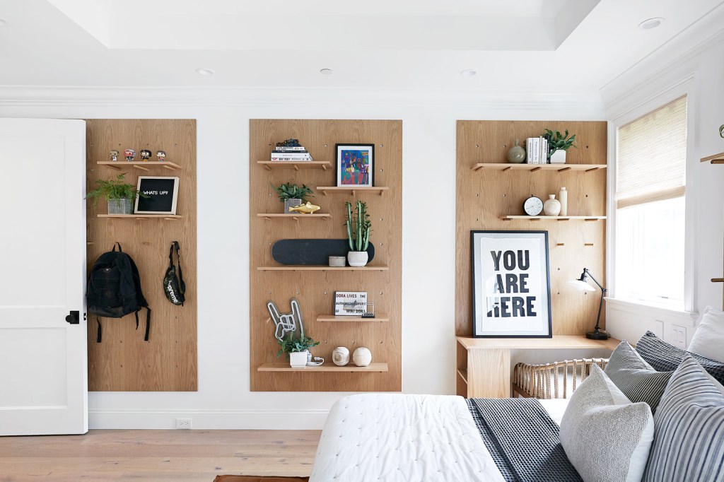 10-ideias-de-prateleiras-para-quarto-casa.com-my-domaine-1-pure-salt-interior Prateleiras em quarto com fundo de camurça