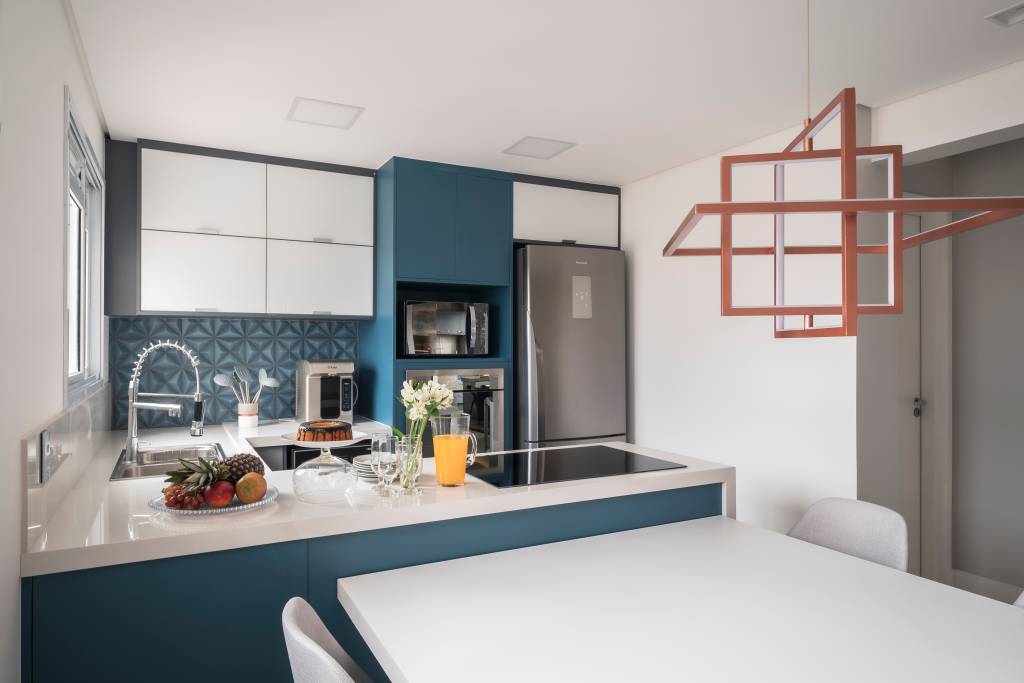 10-integração-varanda-gourmet-e-quarto-gamer-confira-o-projeto-deste-apê Cozinha com marcenaria azul