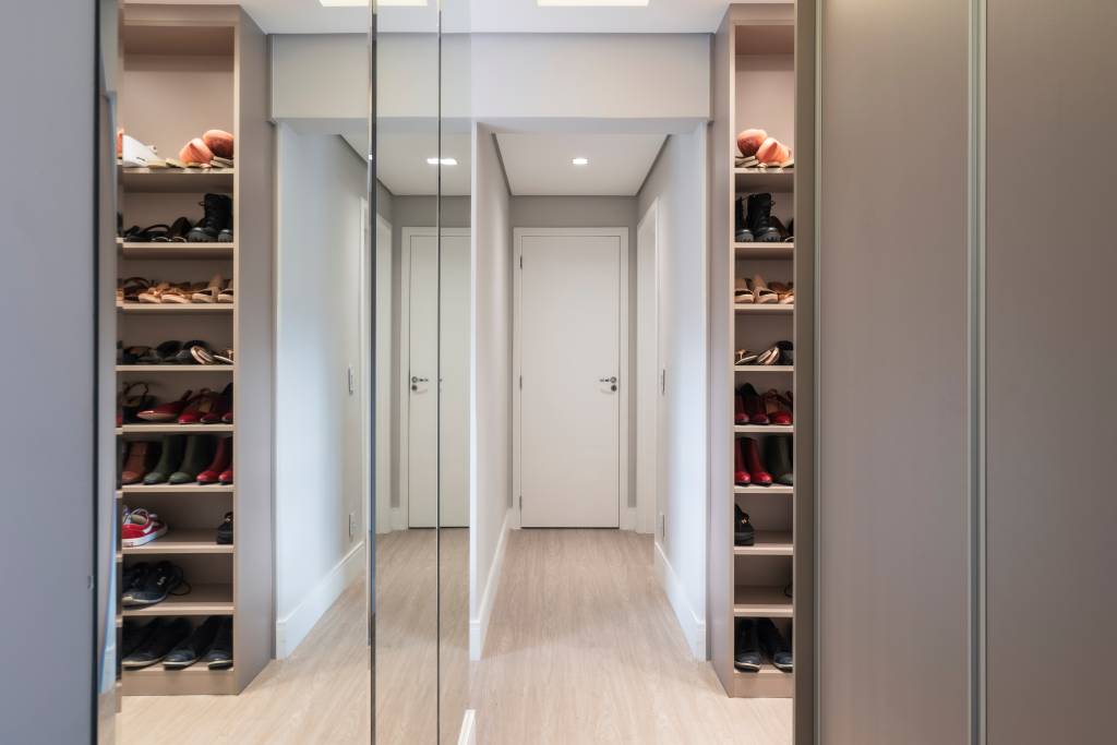 Closet branco em quarto de casal