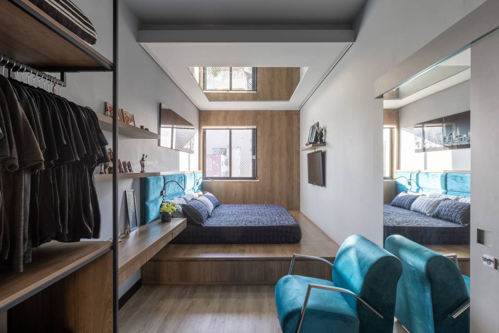 19-espaços-integrados-e-estilo-urbano-marcam-este-apê-no-coração-de-sp Quarto com cama japonesa, estrutura de madeira