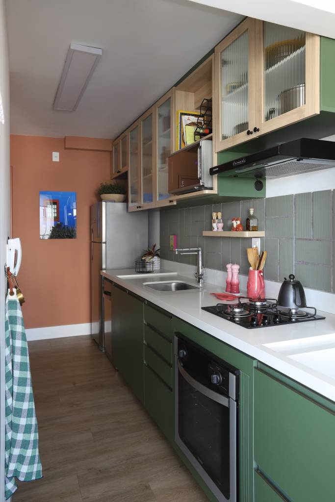 22-colorido-vibrante-e-confortavel-assim-é-este-ape-de-55-m-2 Cozinha verde