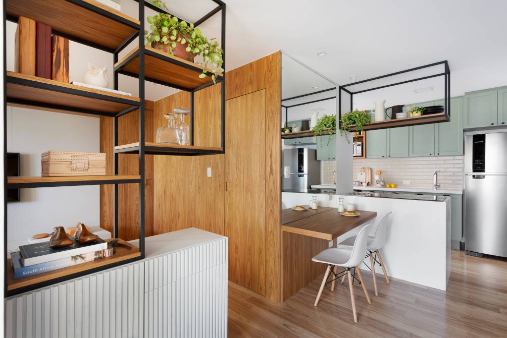 Apê de 60 m² é integrado e recebe tons claros e madeira freijó no décor