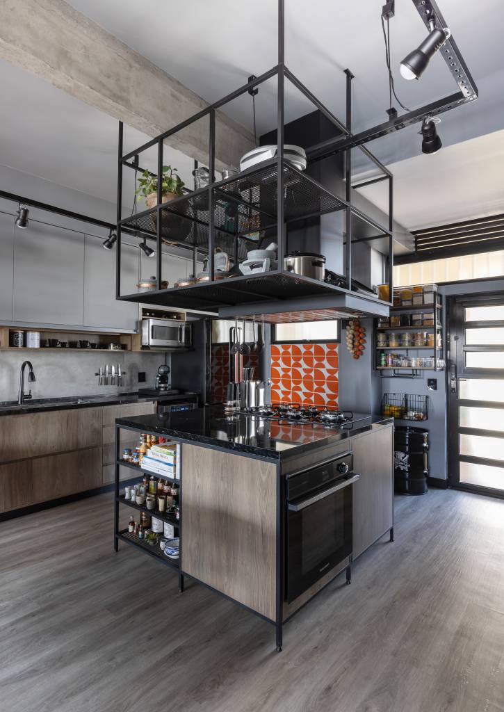 3-espaços-integrados-e-estilo-urbano-marcam-este-apê-no-coração-de-sp Cozinha em ilha e estilo industrial