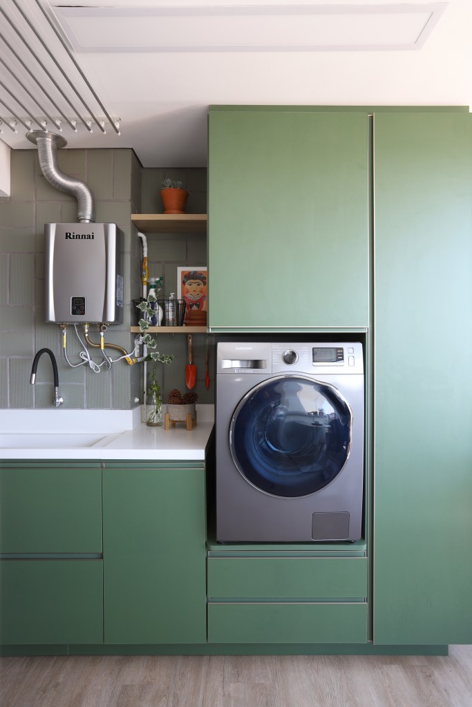 Máquina de lavar em uma posição mais alta, lavanderia verde