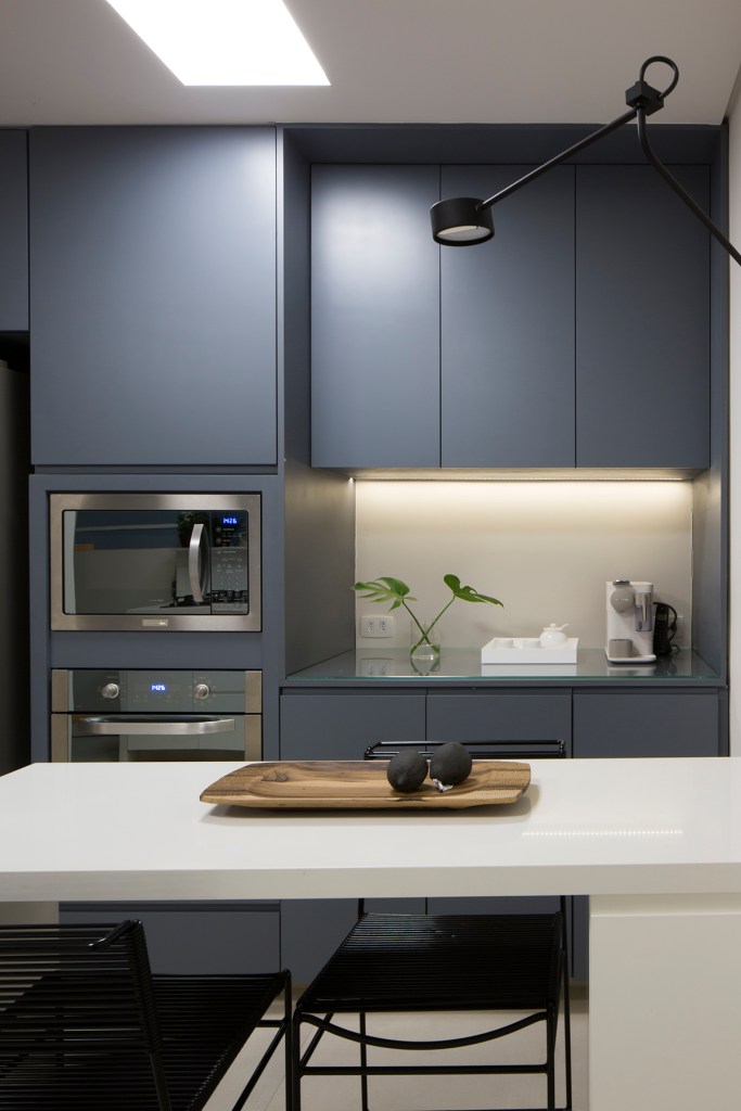 Cozinha com base neutra e pontos de cor azul