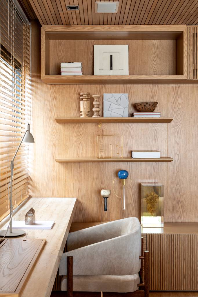 39-madeira-clara-unifica-e-atualiza-apartamento-localizado-no-itaim Home office em sala de estar