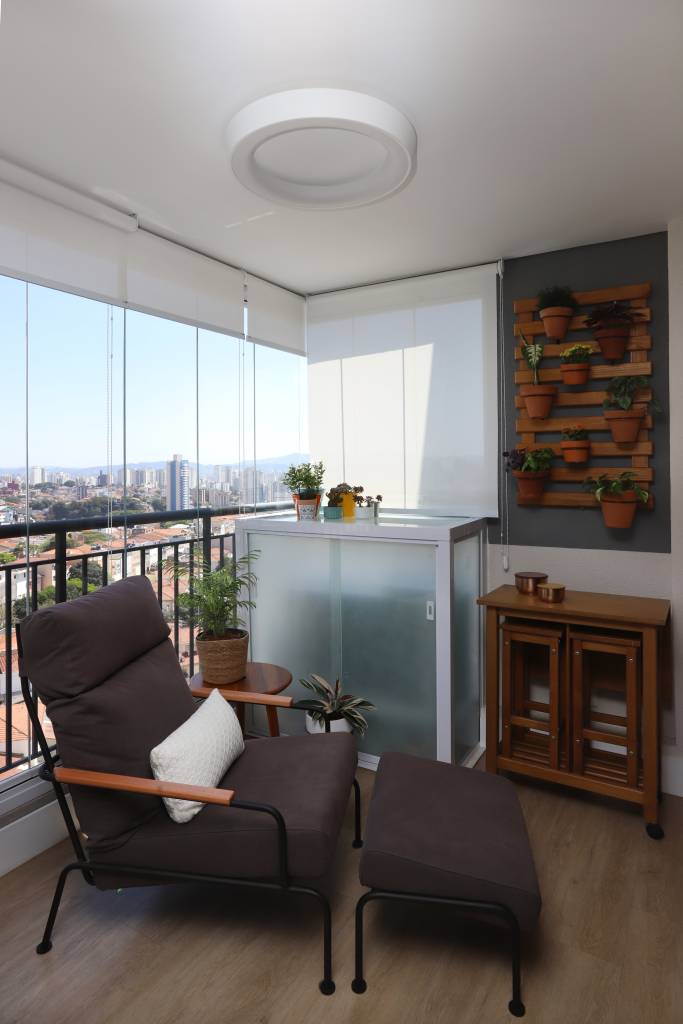 40-colorido-vibrante-e-confortavel-assim-é-este-ape-de-55-m-2 Varanda de apartamento pequeno integrada à sala