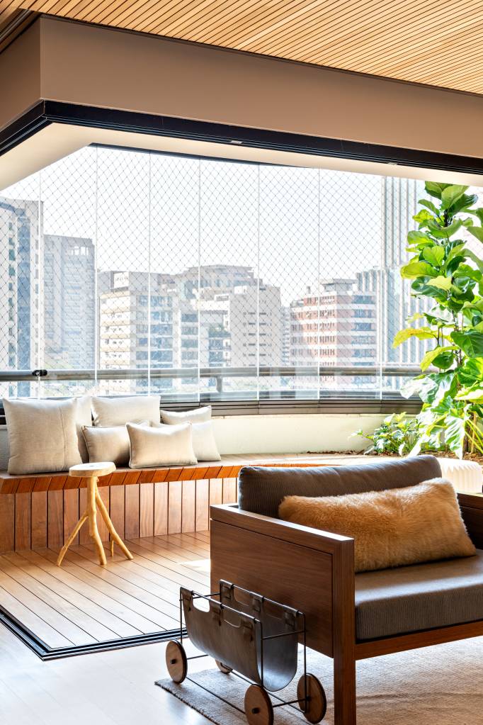 44-madeira-clara-unifica-e-atualiza-apartamento-localizado-no-itaim Varanda com plantas e marcenaria de madeira