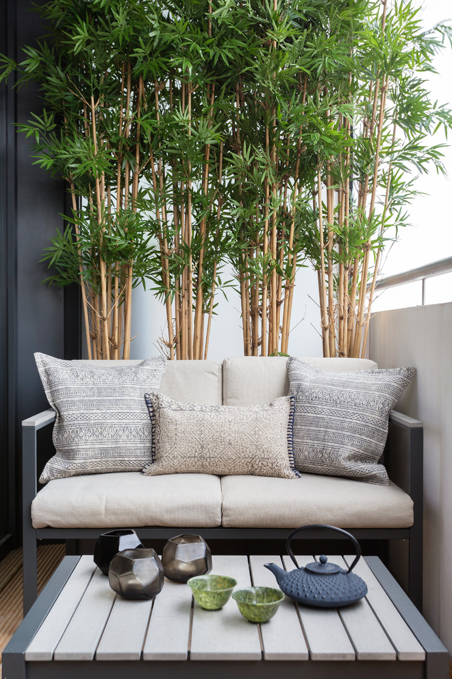 Varanda com sofá em futon e bambus
