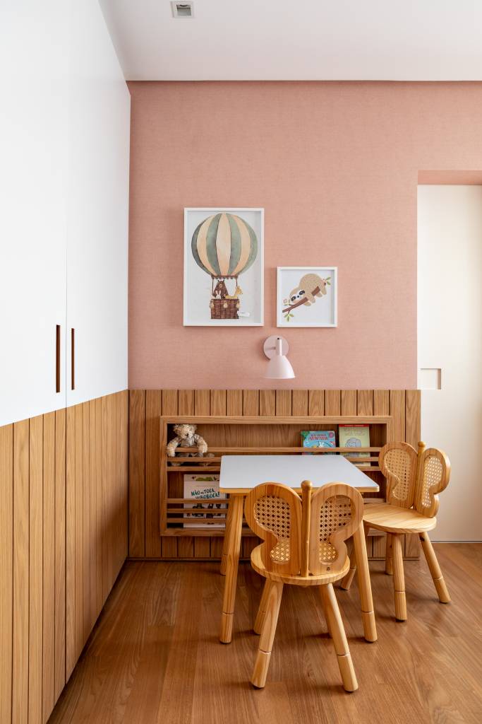 54-madeira-clara-unifica-e-atualiza-apartamento-localizado-no-itaim Quarto de menina com papel de parede rosa e mesinha de estudo