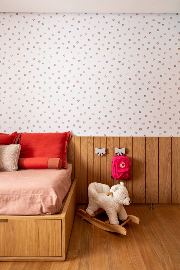 55-madeira-clara-unifica-e-atualiza-apartamento-localizado-no-itaim Quarto de menina com papel de parede de bolinhas rosas