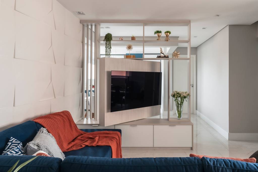 6-integração-varanda-gourmet-e-quarto-gamer-confira-o-projeto-deste-apê Televisão giratória na sala de estar
